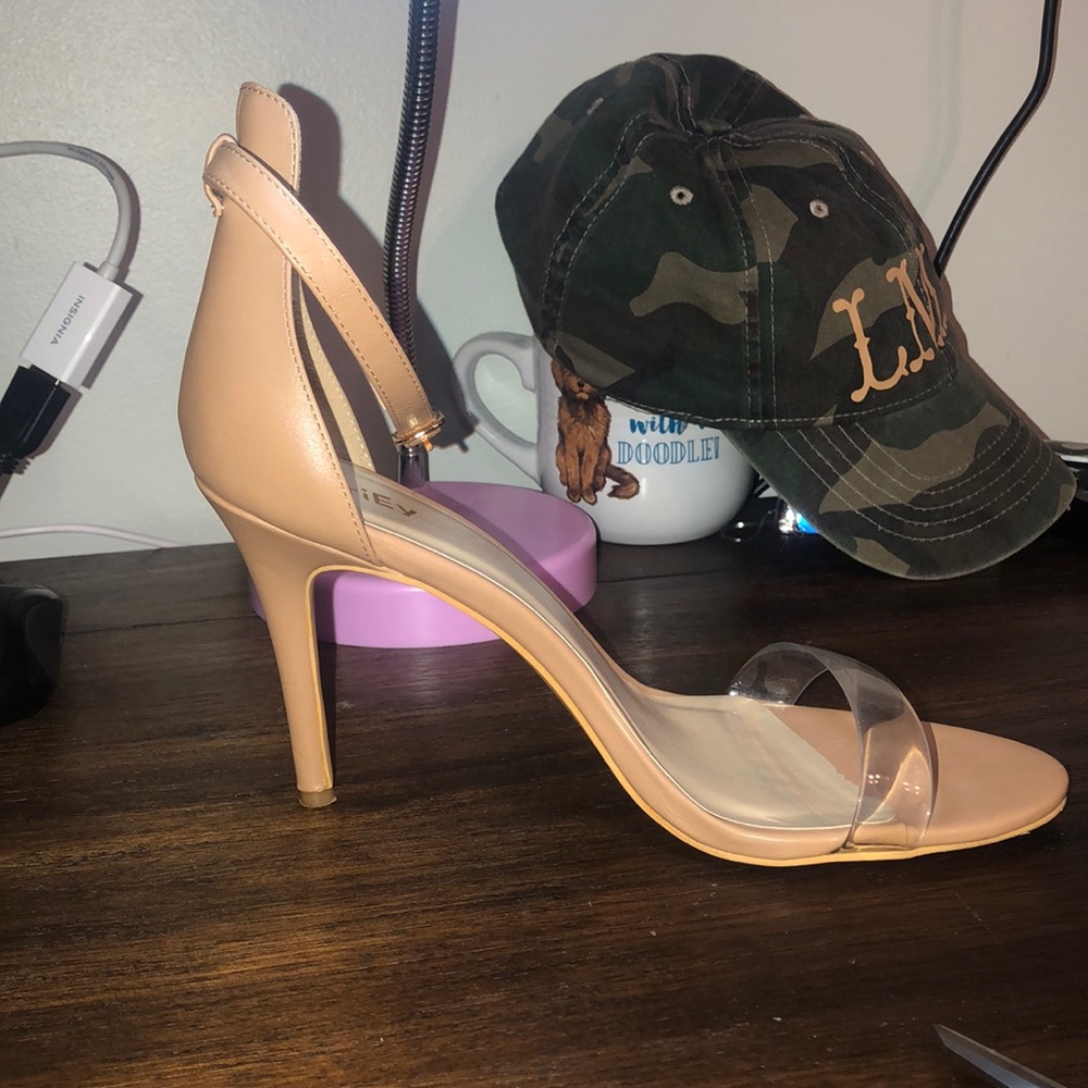 High Heels - Picture 4 of 6